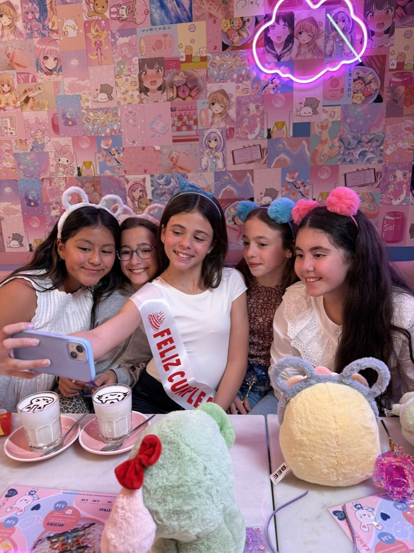 Cumpleañera con banda Feliz Cumple en Kawaii Café